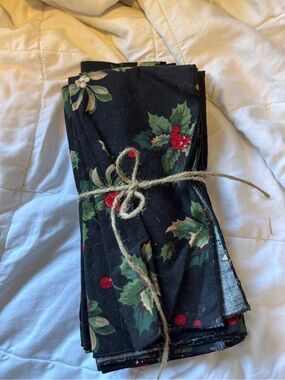 Set of 6 cloth Holly print Christmas/holiday napkins